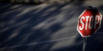 Αυτή είναι η νέα πινακίδα σήμανσης που μπαίνει στους ελληνικούς αυτοκινητόδρομους – Πώς λειτουργεί