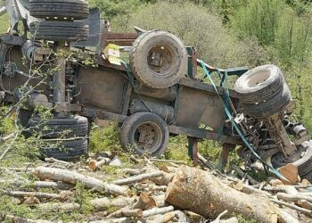 Ανατροπή φορτηγού με ξύλα στην Ακρινή Κοζάνης