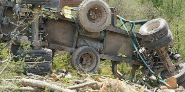 Ανατροπή φορτηγού με ξύλα στην Ακρινή Κοζάνης