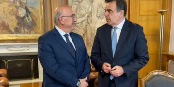 Ο Μιχάλης Παπαδόπουλος στον  Υπουργό Αγροτικής Ανάπτυξης και Τροφίμων, Μαργαρίτη Σχοινά