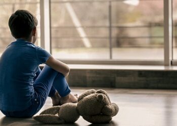 Άφησαν 5 ετών παιδί μόνο του σε διαμέρισμα και «πέταξε» όλο το σπίτι στον δρόμο