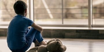 Άφησαν 5 ετών παιδί μόνο του σε διαμέρισμα και «πέταξε» όλο το σπίτι στον δρόμο