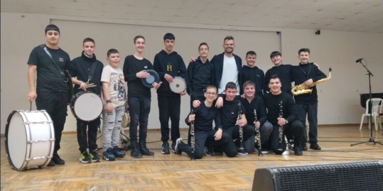 Το Σύνολο Παραδοσιακής Ορχήστρας του Μουσικού Σχολείου Σιάτιστας στην 8η Εκπαίδευση και Λαογραφία