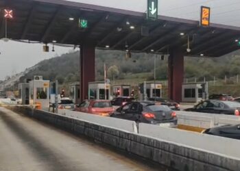 10 χιλιόμετρα ουρά αυτοκινήτων. Απίστευτες εικόνες στα Διόδια Πολυμύλου. Βίντεο