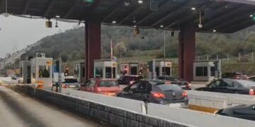 10 χιλιόμετρα ουρά αυτοκινήτων. Απίστευτες εικόνες στα Διόδια Πολυμύλου. Βίντεο