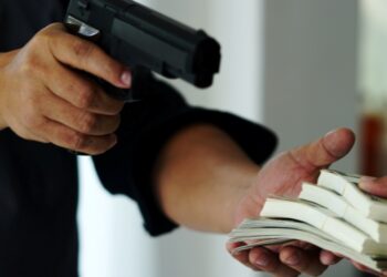 Ληστεία σε τράπεζα: Εισέβαλαν ένοπλοι και άρπαξαν μεγάλο χρηματικό ποσό