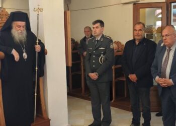 Στις θρησκευτικές εκδηλώσεις στον Ι.Ν Αγίας Γλυκερίας στη Βάρη για τη διάσωση των Γρεβενών από τον καταστροφικό σεισμό του 1995, ο Δήμαρχος Γρεβενών.
