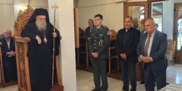 Στις θρησκευτικές εκδηλώσεις στον Ι.Ν Αγίας Γλυκερίας στη Βάρη για τη διάσωση των Γρεβενών από τον καταστροφικό σεισμό του 1995, ο Δήμαρχος Γρεβενών.