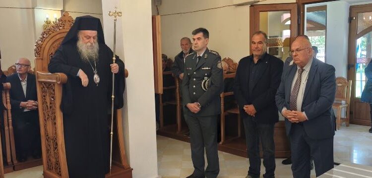 Στις θρησκευτικές εκδηλώσεις στον Ι.Ν Αγίας Γλυκερίας στη Βάρη για τη διάσωση των Γρεβενών από τον καταστροφικό σεισμό του 1995, ο Δήμαρχος Γρεβενών.