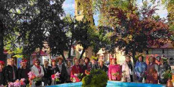 Εράτυρα: Έπιασαν το Μάη, έπλεξαν στεφάνια και τραγούδησαν. Βίντεο και φωτογραφίες