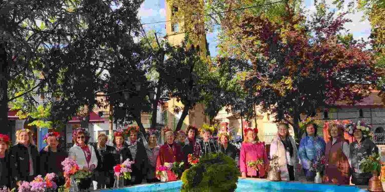 Εράτυρα: Έπιασαν το Μάη, έπλεξαν στεφάνια και τραγούδησαν. Βίντεο και φωτογραφίες