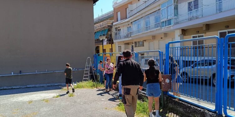 Νεάπολη: Μαθητές και δάσκαλοι δίνουν χρώμα στο Δημοτικό σχολείο