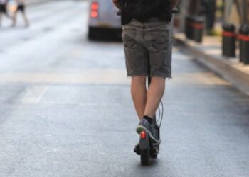 Έρχονται νέα μέτρα για τα ηλεκτρικά πατίνια – Υποχρεωτική ασφάλιση και πλήρης απαγόρευση σε ανηλίκους