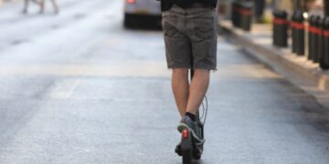 Έρχονται νέα μέτρα για τα ηλεκτρικά πατίνια – Υποχρεωτική ασφάλιση και πλήρης απαγόρευση σε ανηλίκους