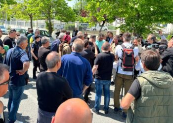 Κοζάνη: Διαμαρτυρία αγροτών και κτηνοτρόφων έξω από την Περιφέρεια Δυτικής Μακεδονίας