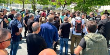 Κοζάνη: Διαμαρτυρία αγροτών και κτηνοτρόφων έξω από την Περιφέρεια Δυτικής Μακεδονίας