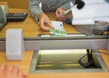 Απόφαση σταθμός για τη μηνιαία χρέωση 0,80 ευρώ στους τραπεζικούς λογαριασμούς