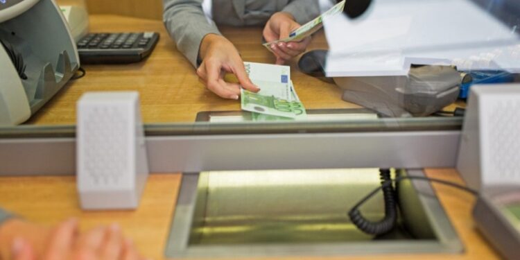 Απόφαση σταθμός για τη μηνιαία χρέωση 0,80 ευρώ στους τραπεζικούς λογαριασμούς