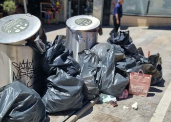 Γεμάτοι κάδοι και σωροί απορριμμάτων στο κέντρο της Κοζάνης – Απέχουν από την εργασία τους οι υπάλληλοι καθαριότητας