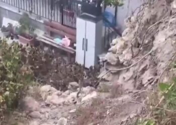 Έπεσε αρχαίο τείχος στην αυλή του και του είπαν «μάζεψέ το χωρίς να το ακουμπήσεις»