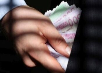 34χρονος σκαρφάλωσε στον 2ο όροφο πολυκατοικίας για να κλέψει 500 ευρώ από τη γιαγιά του