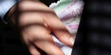 34χρονος σκαρφάλωσε στον 2ο όροφο πολυκατοικίας για να κλέψει 500 ευρώ από τη γιαγιά του