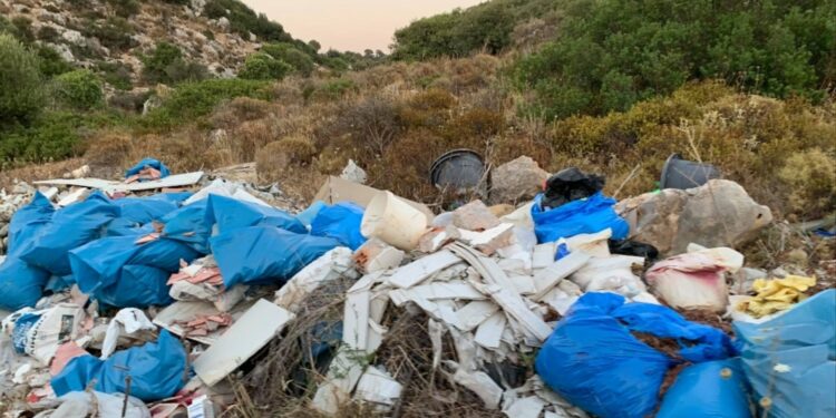 Πέταξαν 56 φορτία με μπάζα σε αγροτικές περιοχές – Πέντε συλλήψεις