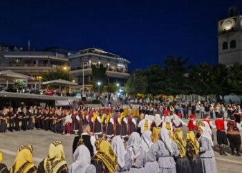 Οι Δάσκαλοι ένωσαν την Ελλάδα σ’ έναν κύκλο χορού στην Κοζάνη