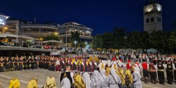Οι Δάσκαλοι ένωσαν την Ελλάδα σ’ έναν κύκλο χορού στην Κοζάνη