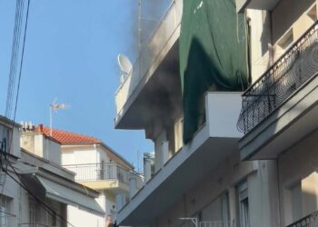Φωτιά σε διαμέρισμα στην οδό Καμβουνίων της Κοζάνης – Ασθενοφόρο για τον τεχνίτη που εκτελούσε εργασίες ανακαίνισης-Βίντεο και φωτογραφίες