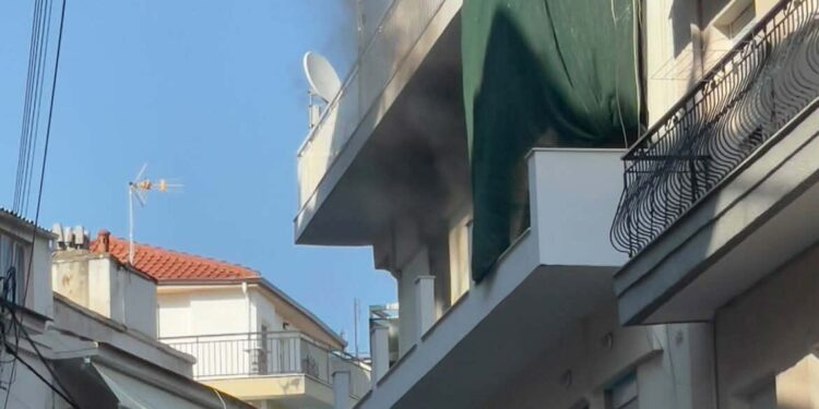 Φωτιά σε διαμέρισμα στην οδό Καμβουνίων της Κοζάνης – Ασθενοφόρο για τον τεχνίτη που εκτελούσε εργασίες ανακαίνισης-Βίντεο και φωτογραφίες