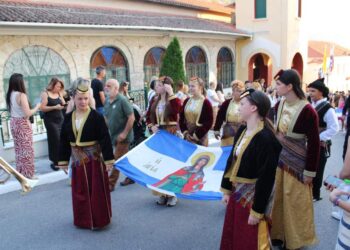 Με μεγάλη συμμετοχή του κόσμου η περιφορά της Εικόνας της Αγίας Κυριακής στα Σέρβια