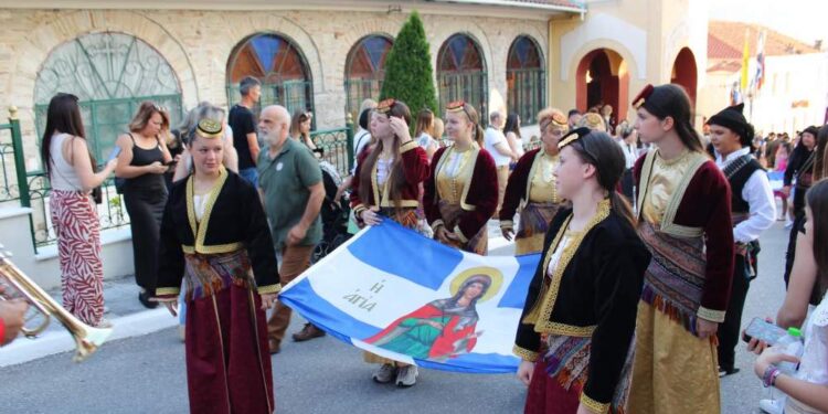 Με μεγάλη συμμετοχή του κόσμου η περιφορά της Εικόνας της Αγίας Κυριακής στα Σέρβια