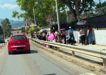 Κοζάνη: Τεράστιες ουρές από αρνητές νέας ταυτότητας για έκδοση διαβατηρίου!!