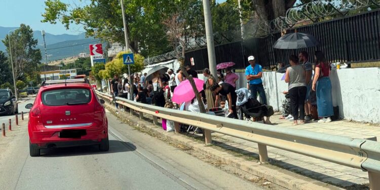 Κοζάνη: Τεράστιες ουρές από αρνητές νέας ταυτότητας για έκδοση διαβατηρίου!!