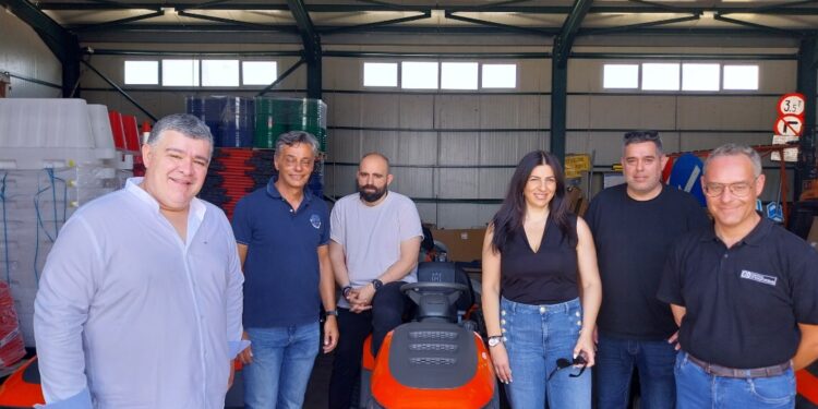 Επτά νέα χλοοκοπτικά τρακτέρ στη “μάχη” για καλύτερα γήπεδα στην Π.Ε. Κοζάνης – Δωρεάν διάθεση στους αθλητικούς συλλόγους