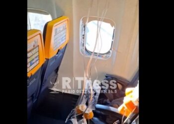 Ryanair: Η συγκλονιστική μαρτυρία της συζύγου του 60χρονου για το θρίλερ στον αέρα – «Το μισό του σώμα ήταν εκτός παραθύρου»