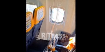 Ryanair: Η συγκλονιστική μαρτυρία της συζύγου του 60χρονου για το θρίλερ στον αέρα – «Το μισό του σώμα ήταν εκτός παραθύρου»