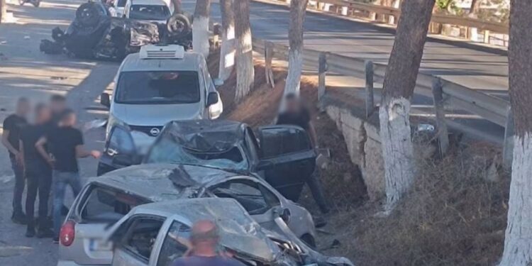 Τρελή πορεία ΙΧ στο Ηράκλειο! Διέλυσε σταθμευμένα και τούμπαρε!