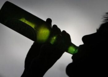 Μεθυσμένος έκανε γυαλιά καρφιά δωμάτιο ξενοδοχείου
