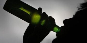 Μεθυσμένος έκανε γυαλιά καρφιά δωμάτιο ξενοδοχείου