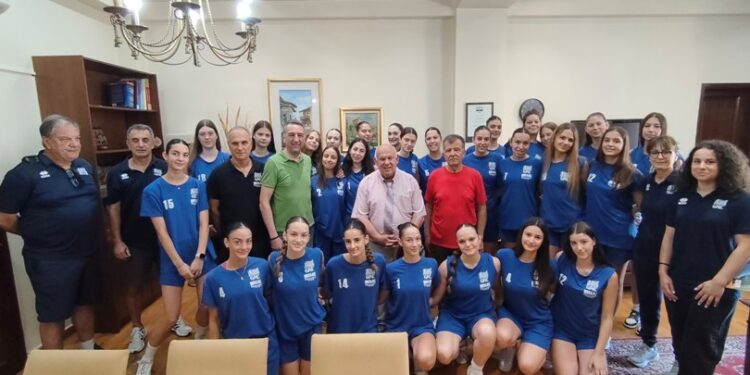 Επίσκεψη της Εθνικής Ομάδας Βόλεϊ Κορασίδων στον Δήμαρχο Γρεβενών ενόψει του BVA U16 Women Volleyball Championships 2026