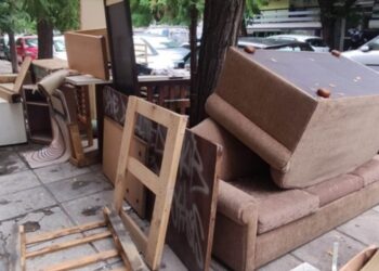 «Βαρύ» πρόστιμο για τη σαβούρα που παράτησαν στο πεζοδρόμιο