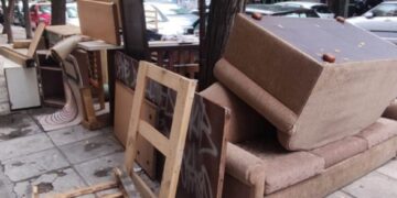 «Βαρύ» πρόστιμο για τη σαβούρα που παράτησαν στο πεζοδρόμιο