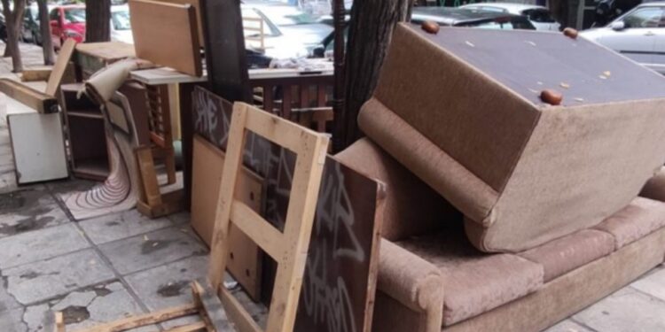 «Βαρύ» πρόστιμο για τη σαβούρα που παράτησαν στο πεζοδρόμιο