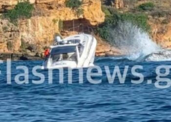 Σκάφος με τουρίστες, έπεσε σε βράχια και βυθίστηκε