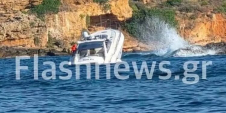 Σκάφος με τουρίστες, έπεσε σε βράχια και βυθίστηκε