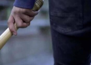 Γυναίκα εισέβαλε σε κατάστημα ψιλικών με… ρόπαλο του μπέιζμπολ!
