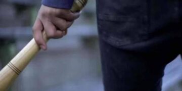 Γυναίκα εισέβαλε σε κατάστημα ψιλικών με… ρόπαλο του μπέιζμπολ!