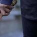 Γυναίκα εισέβαλε σε κατάστημα ψιλικών με… ρόπαλο του μπέιζμπολ!